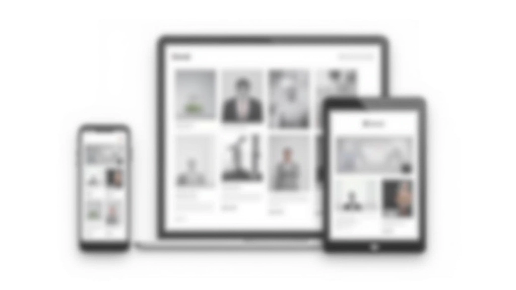 Tre layout dello stesso sito su desktop, tablet e mobile, mostrando come la griglia si adatta responsivamente